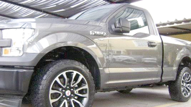 Roban vehículo en la Unidad Deportiva