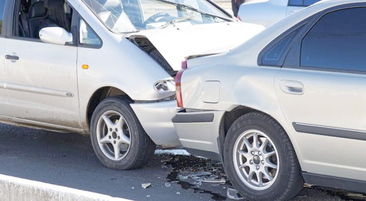 Se impacta contra taxi estacionado