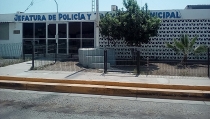Por no darle dinero para seguir tomando lo golpea