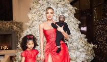 Khloé Kardashian comparte primera foto de la cara de su segundo hijo