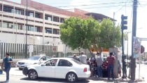 Se lesiona motociclista al caer