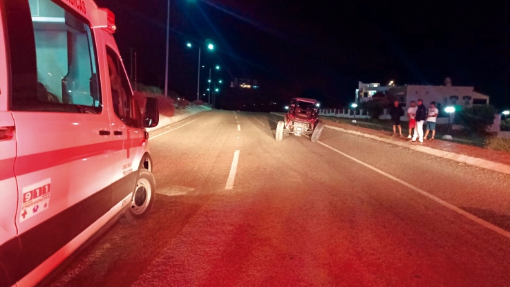 Resulta lesionado al volcarse “raizer”