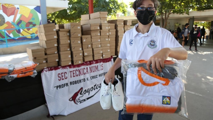 En Guaymas, Empalme y otros municipios Reanudan entrega de uniformes escolares