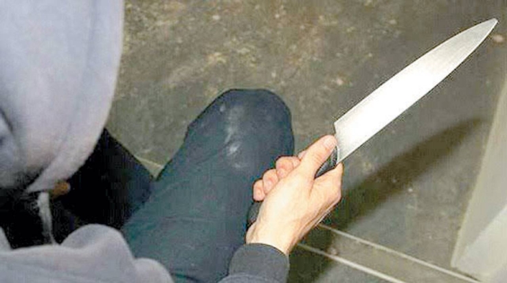El sujeto amenazó a las personas con un cuchillo.
