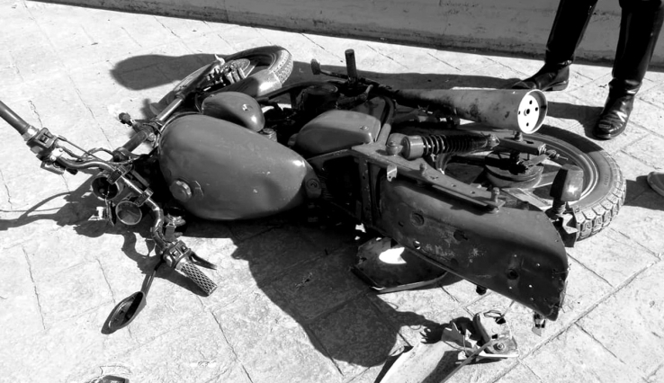 Cae pareja de motocicleta y se lesionan de manera leve