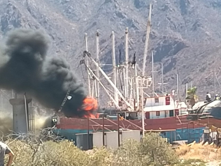 Se incendia barco en reparación