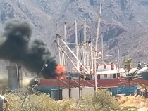 Se incendia barco en reparación