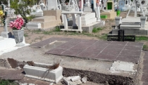 Daña tumbas en panteón