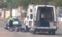 Motociclista provoca choque