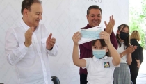 Entregan becas y tablets a más de 690 estudiantes