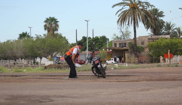 AL ESQUIVAR GOLPE Daña motociclista a auto