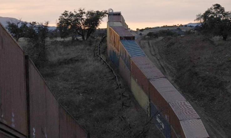 En la frontera con México Arizona quitará muro de contenedores