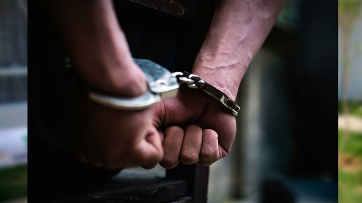Intenta golpear a personas. Por su actitud agresiva “El Pelón” fue detenido.