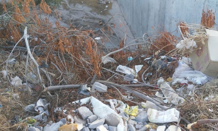 Arroyo es basurero clandestino en la López Mateos