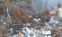 Arroyo es basurero clandestino en la López Mateos