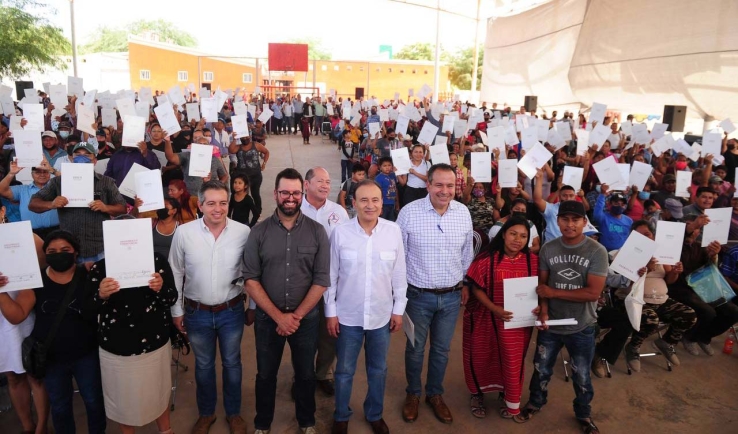 EN EL POBLADO MIGUEL ALEMÁN Entrega Gobernador escrituras a 900 familias triquis