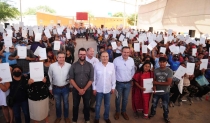 EN EL POBLADO MIGUEL ALEMÁN Entrega Gobernador escrituras a 900 familias triquis