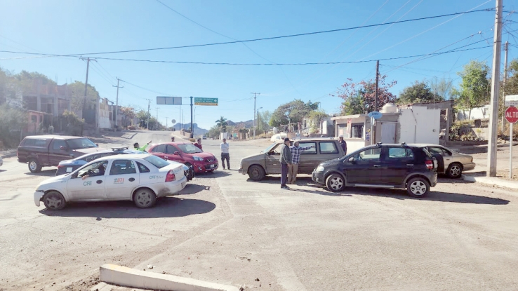 VECINOS DE LA COLONIA POPULAR  Protestan contra la CEA