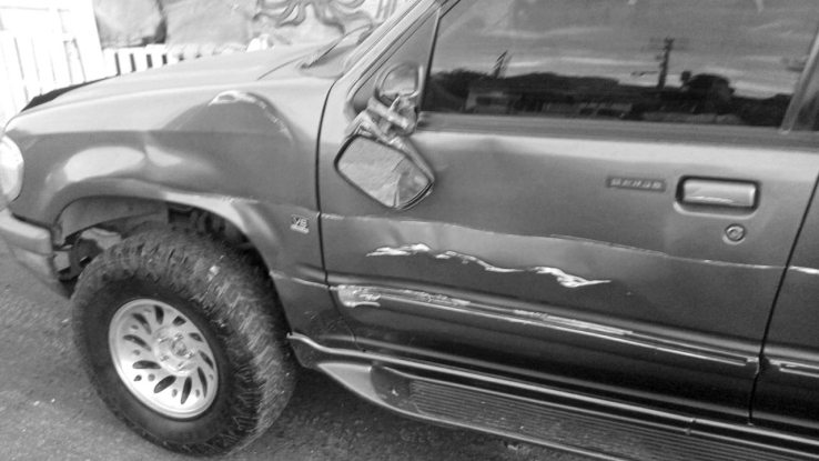 Camionero choca vehículo y se niega a pagar daños