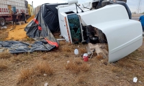 Vuelca tráiler cargado de trigo   