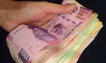 Le roban dinero en efectivo