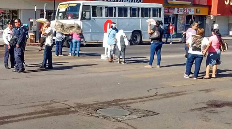 POR MAL SERVICIO DE LA RUTA MIRAMAR  Empleadas domésticas realizan bloqueo