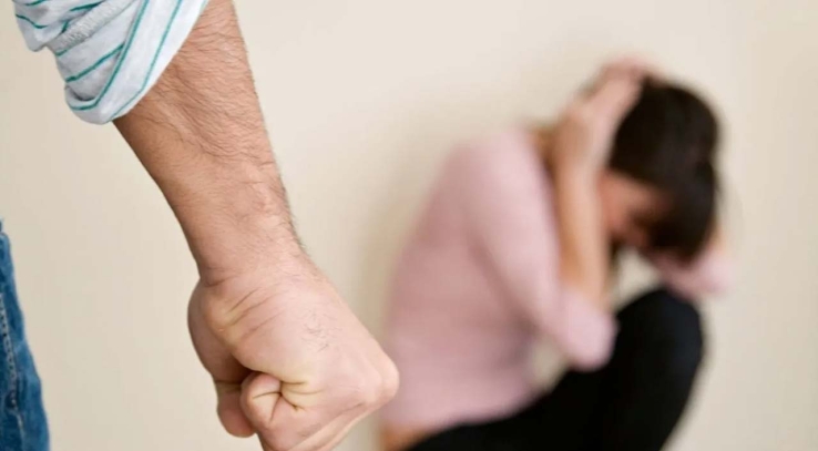 TRAS GOLPIZA DE ESPOSO  Continúa internada mujer
