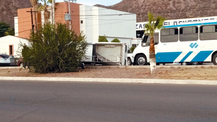 EN LA CARRETERA INTERNACIONAL Se sale de camino y vuelca pick up