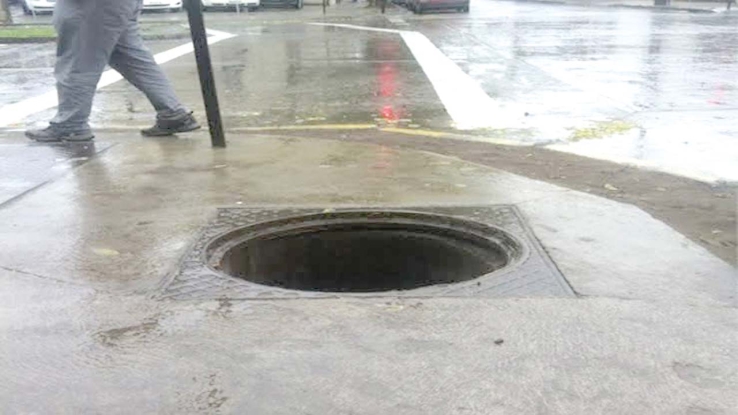 Cae vehículo a alcantarilla abierta