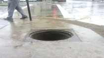 Cae vehículo a alcantarilla abierta