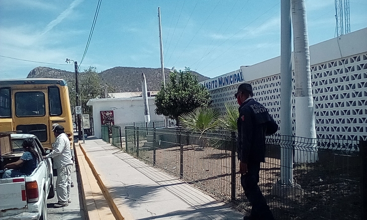Se descuida del volante y ocasiona choque leve