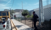 Se descuida del volante y ocasiona choque leve