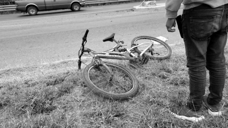 Se cae de bicicleta
