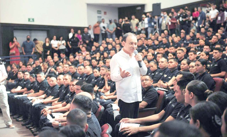 LOS URGE A SEGUIR PREPARÁNDOSE Se gradúan 300 cadetes del Isspe