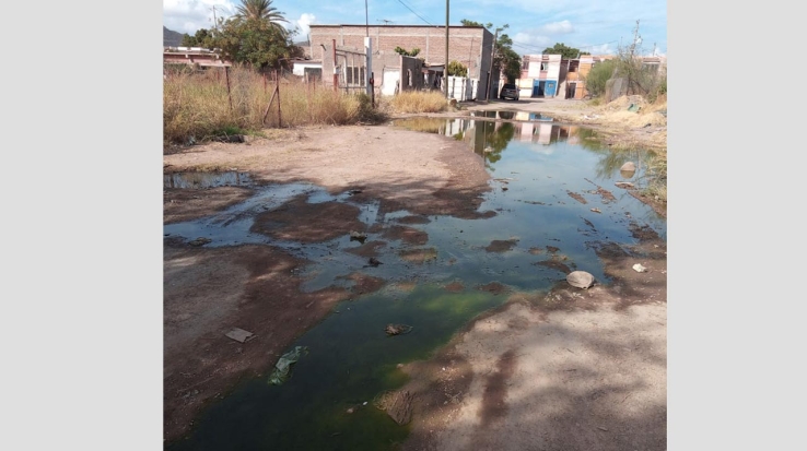Indigna fuga de aguas negras