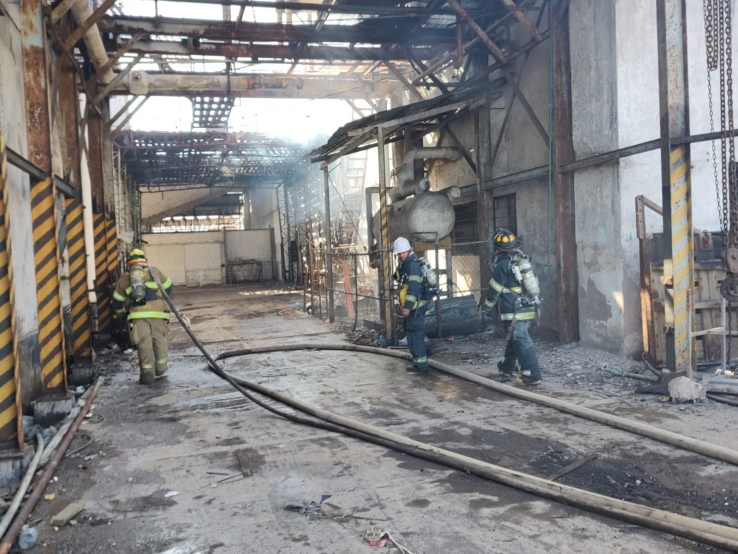    Destruye incendio ruinas de congeladora Noroeste