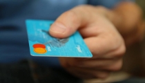Sorprende a su yerno con su tarjeta del banco