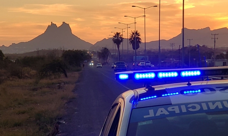 Golpean a ancianita para robarle su auto   