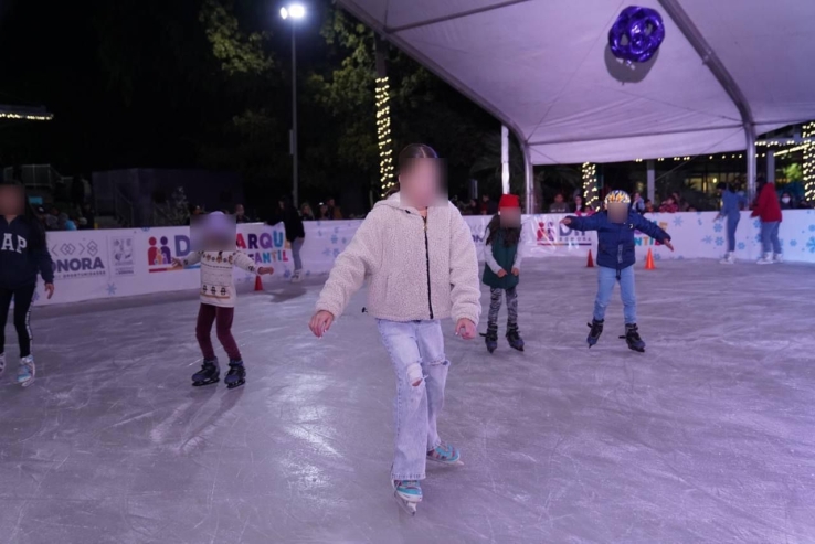 En el Parque Infantil Disfrutan familias de pista de hielo