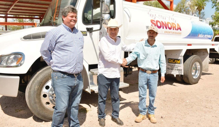 Entrega Gobernador pipa a ganaderos de Bavispe