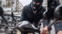 POR VIERNES 13 Le juega pesada broma a su hermano menor