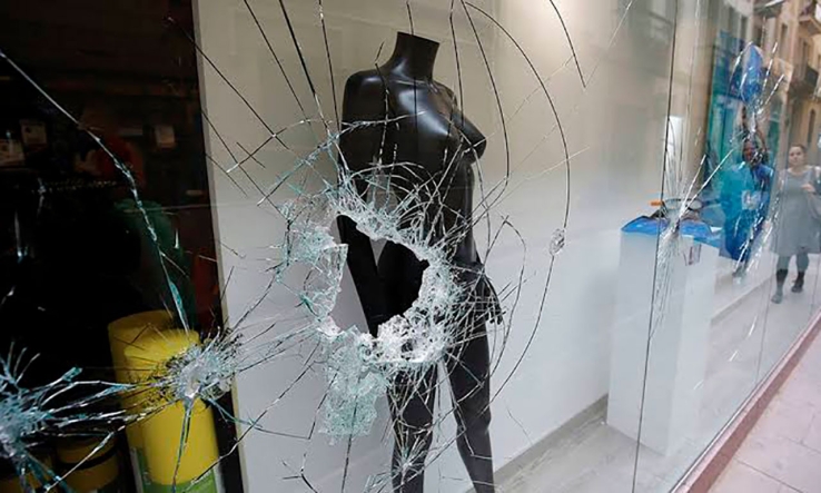 Provocan daños a establecimiento comercial