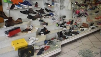 Provocan daños en zapatería