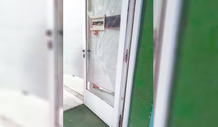 EN PLAZA LA YARDA  Provocan daños en negocio