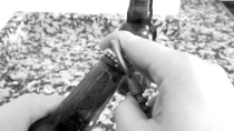 Reporta vecino problemático a joven tomando cerveza en la calle