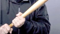 Frustrado ladrón quiebra vidrio DE SÚPER SIX