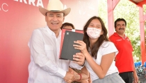 A ESTUDIANTES DE LA SIERRA ALTA Entrega gobernador bicis y tabletas