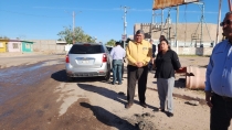 ALCALDE LUIS FUENTES  Atiende problemática de fugas de drenaje