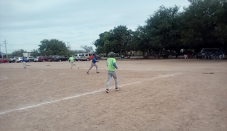 CON POCOS JUGADORES  Pierde La Polilla
