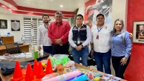 Recibe Alcalde apoyo en material didáctico y deportivo del ISJ